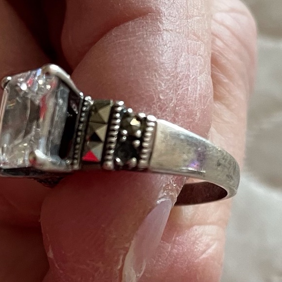 Silver ring with clear stone - Picture 2 of 4
